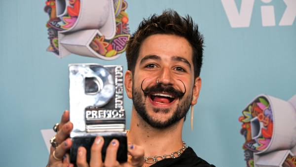Camilo en la alfombra azul de Premios Juventud 2025 en Panamá