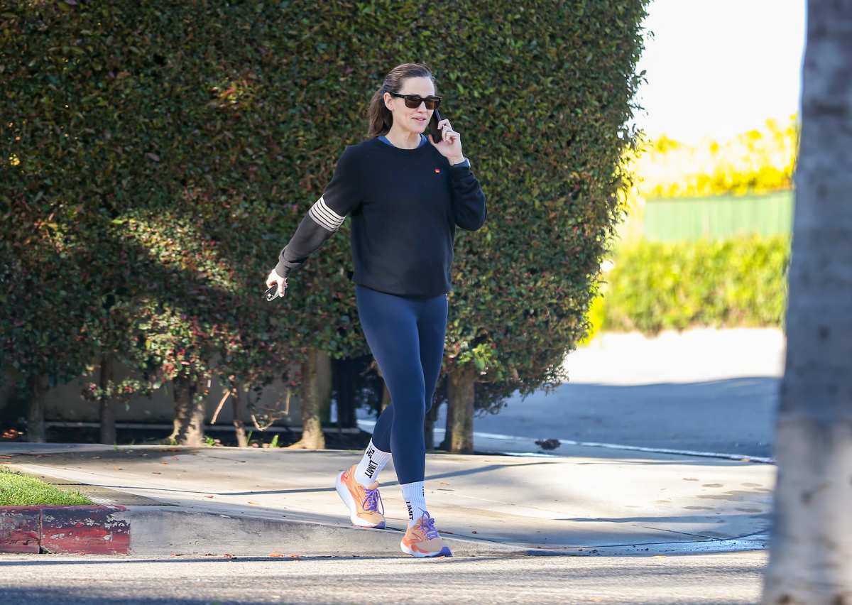LOS ANGELES, CA - APRIL 16: Jennifer Garner is seen on April 16, 2024 in Los Angeles, California. (Photo by Bellocqimages/Bauer-Griffin/GC Images)