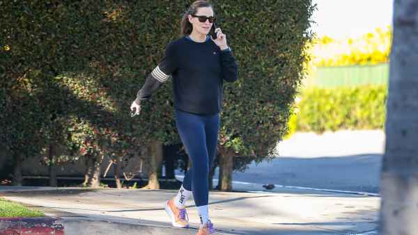 LOS ANGELES, CA - APRIL 16: Jennifer Garner is seen on April 16, 2024 in Los Angeles, California. (Photo by Bellocqimages/Bauer-Griffin/GC Images)