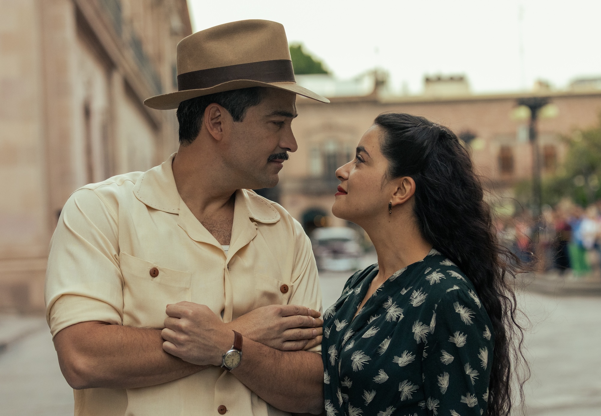 Alfonso Herrera como Simón y Paulina Gaitán como Serafina Baladro en Las Muertas, la serie de Netflix