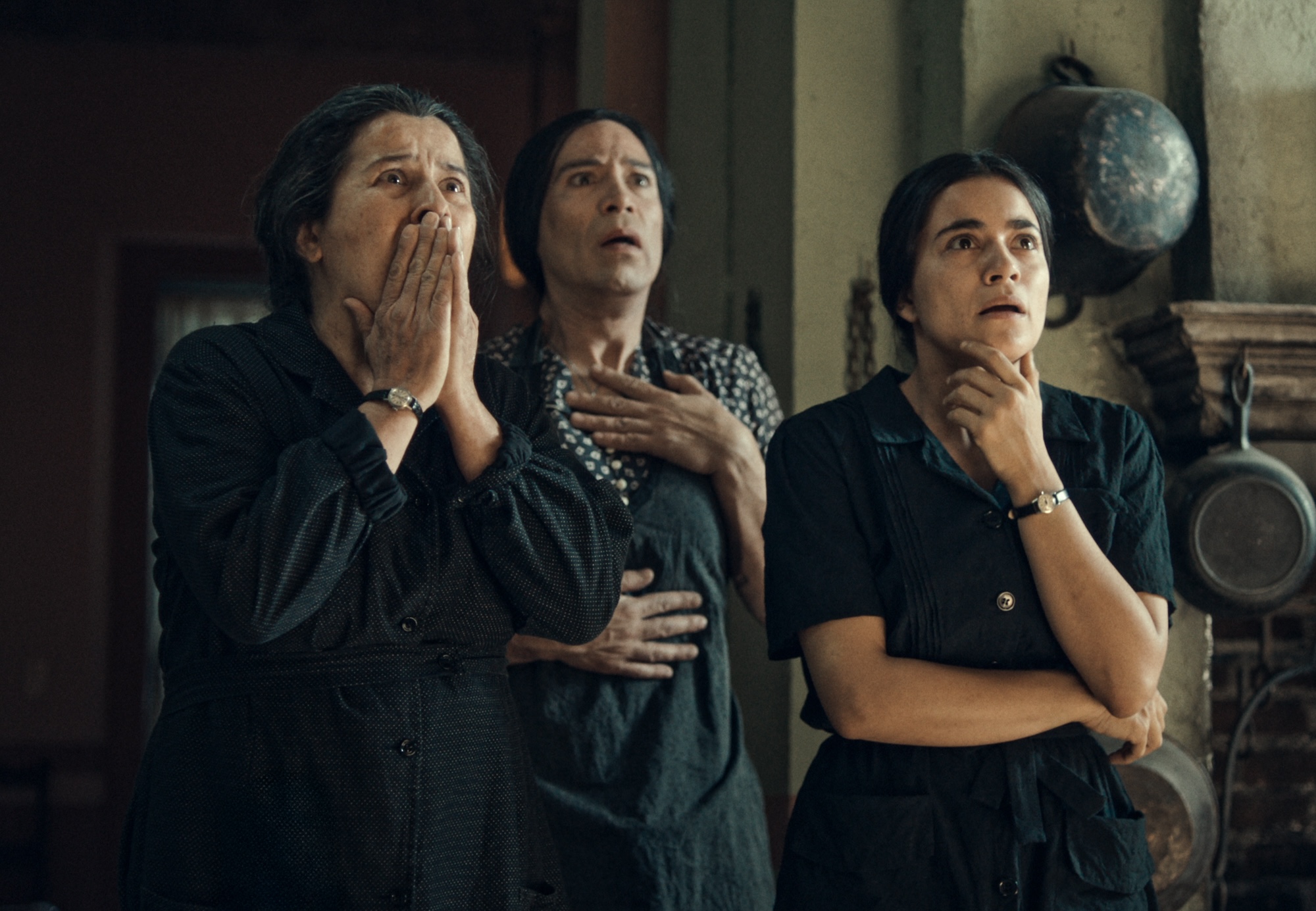 Arcelia Ramírez como Arcángela, Paulina Gaitán como Serafina Baladro y al centro Mauricio Isaac como La Calavera.