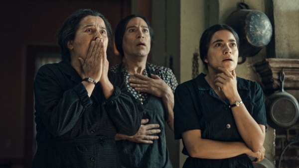Arcelia Ramírez como Arcángela, Paulina Gaitán como Serafina Baladro y al centro Mauricio Isaac como La Calavera.