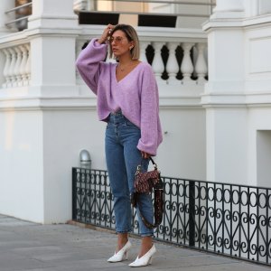 HAMBURG, GERMANY - FEBRUARY 18: Aylin Koenig wearing Stradivarius jeans, Celine shoes, Dior bag, by Aylin Koenig sweater, Dior sunglasses on February 18, 2019 in Hamburg, Germany. (Photo by Jeremy Moeller/Getty Images)