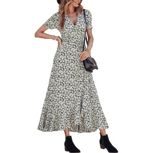 Amanda Seyfried&rsquo;s Chic Floral Dress Is the Perfect Fall Outfit &mdash; Copy It
