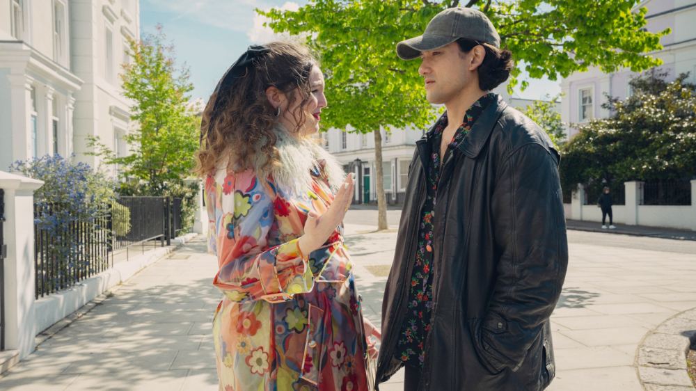 Meg Stalter en Will Sharpe in Too Much