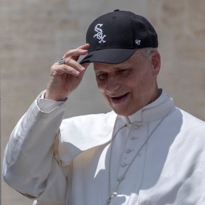 Chicago White Sox Fan Pope Leo Trash Talks Cubs Fan After Playoff Exit