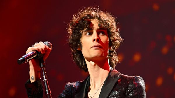 Sombr performing at the 2025 MTV Video Music Awards.