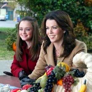 "Let The Games Begin" (l-r) Alexis Bledel as Rory Gilmore, Lauren Graham as Lorelai Gilmore.
