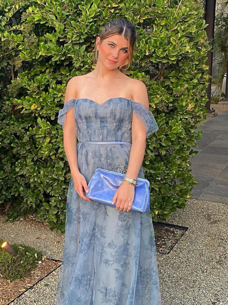 How Olivia Jade and Sister Bella Feel About Parents Lori Loughlin and Mossimo Giannulli s Split image 793459
