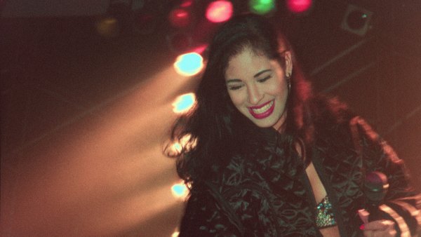 Selena Quintanilla en el documental Selena y Los Dinos