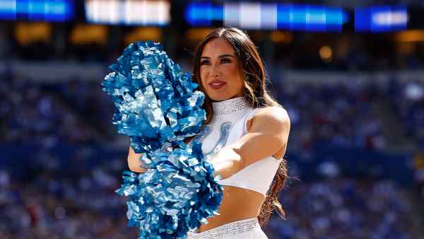 Indianapolis Colts Cheerleader Gets Engaged After Boyfriend Sneaks Onto Field During Game