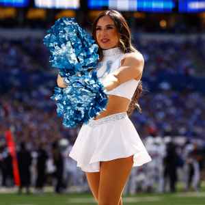 Indianapolis Colts Cheerleader Gets Engaged After Boyfriend Sneaks Onto Field During Game