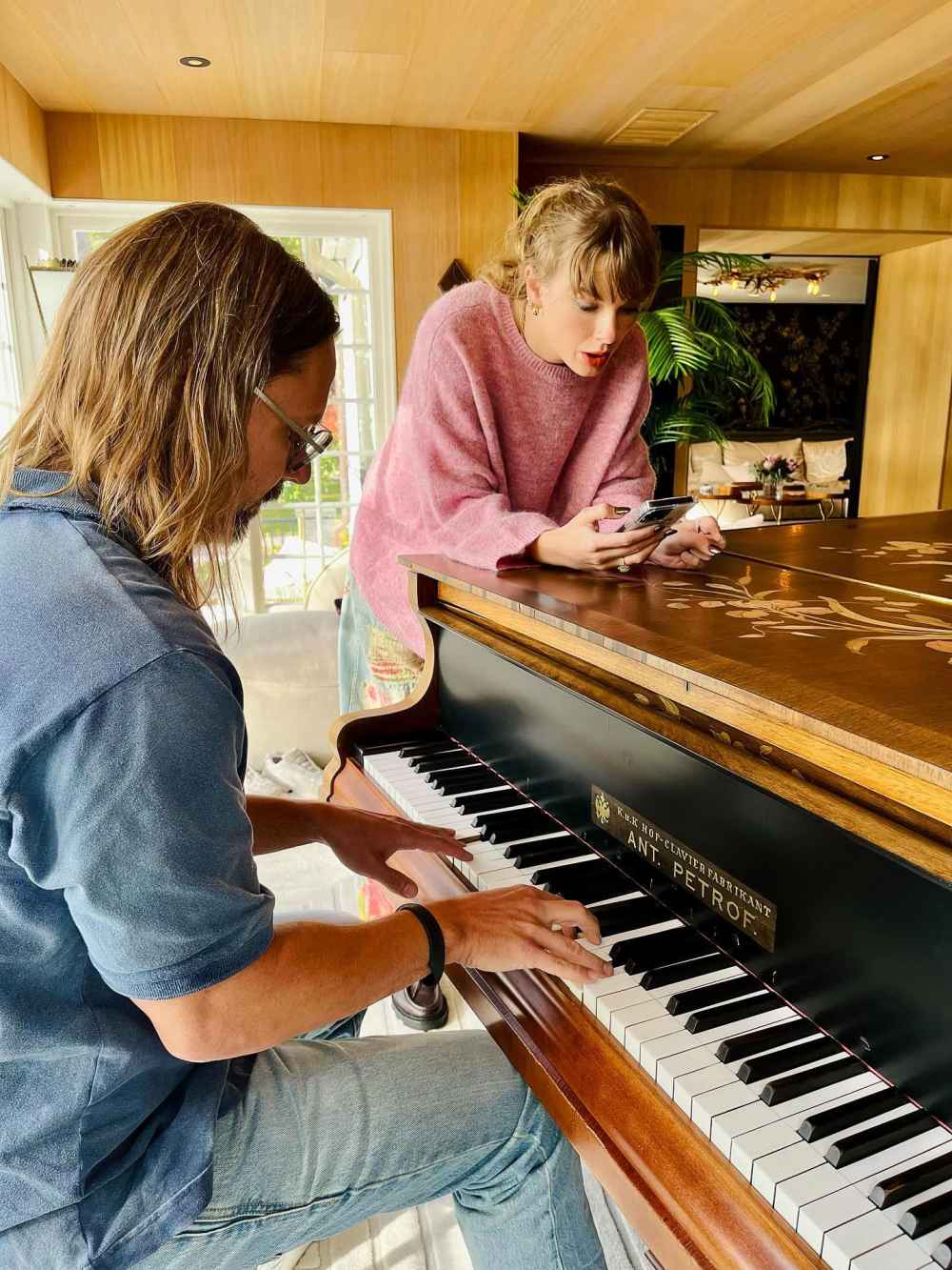 Taylor Swift Shares Life of a Showgirl Studio Photos Drops 2 Acoustic Song Versions and Voice Notes image 247626