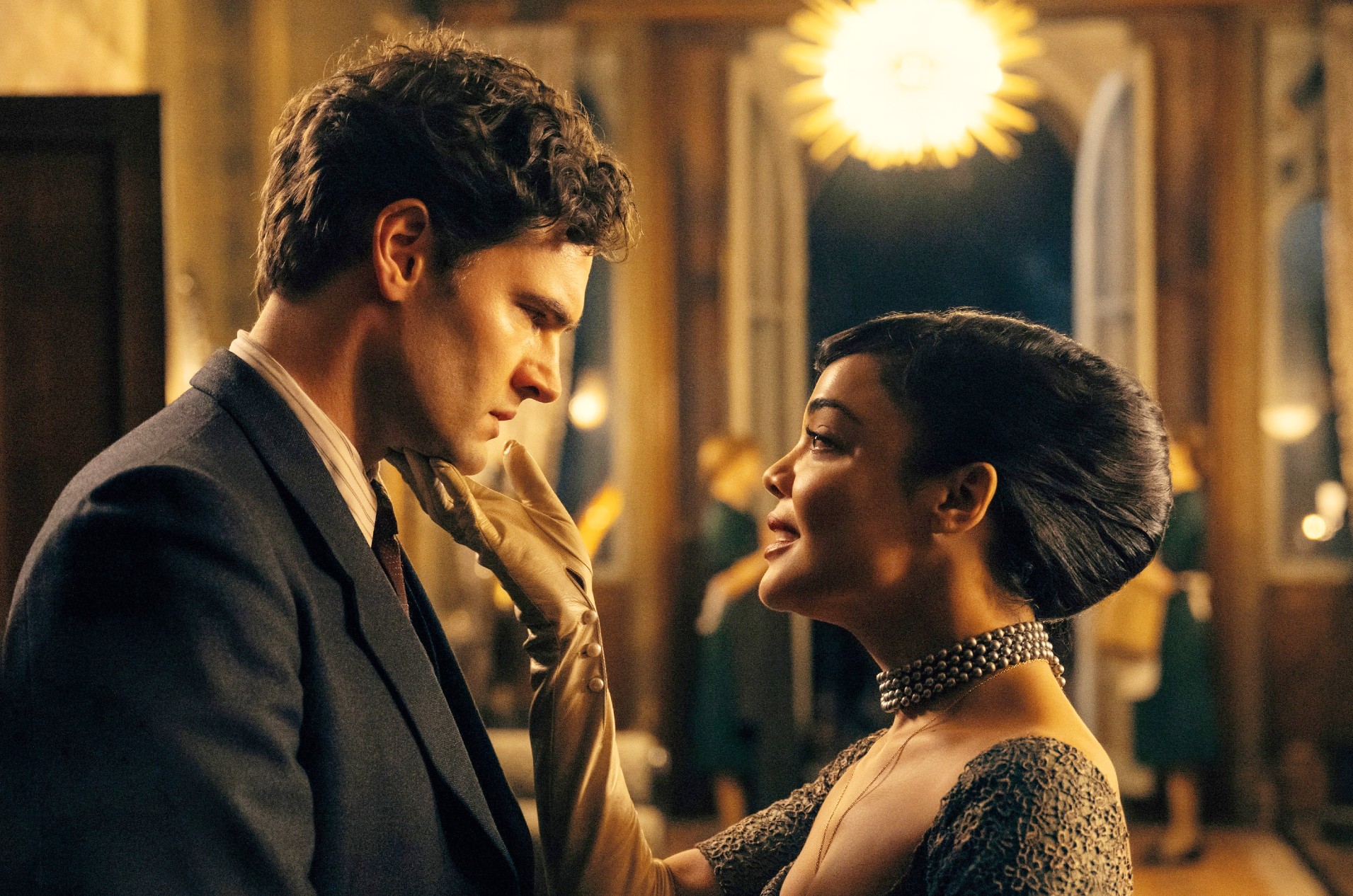 Tom Bateman and Tessa Thompson in Hedda