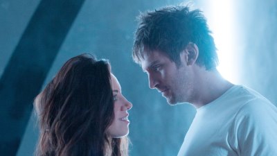 Aubrey Plaza nad Dan Stevens in Legion