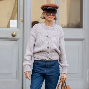 MILAN, ITALY - FEBRUARY 28: Violet Grace Atkinson wears blue jeans, pale purple sweater, brown leather bag and brown Prada hat outside the TOD's fashion show during the Milan Fashion Week Womenswear Fall/Winter 2025/2026 on February 28, 2025 in Milan, Italy. (Photo by Raimonda Kulikauskiene/Getty Images)