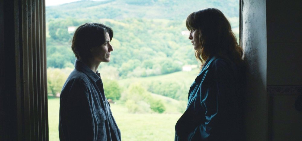 Ariadna Gil, Susana Abaitua in She Walks in Darkness