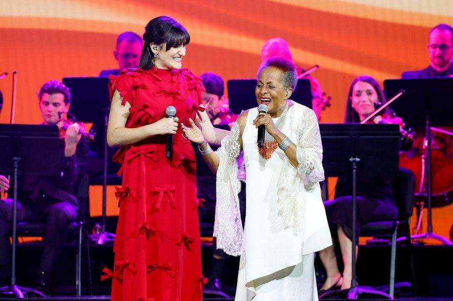 Rozalén Homenaje a Raphael como Persona del Año en los Latin GRAMMYs 2025.