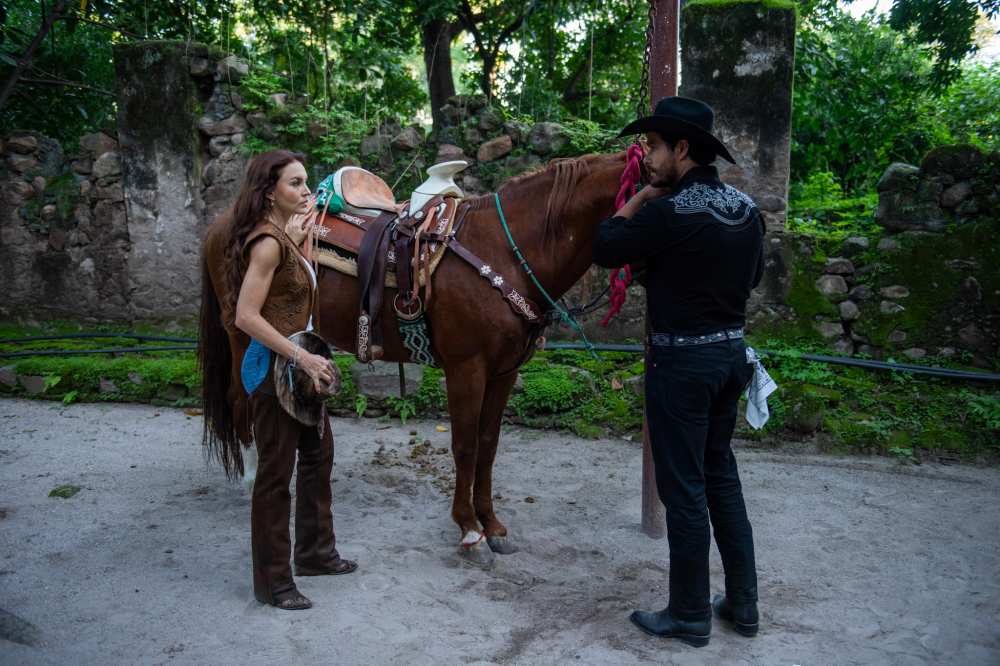 Angelique Boyer y Brandon Peniche en "Doménica Montero"
