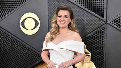 Kelly Clarkson Shares How She Hilariously Clapped Back at a Manager Who Told Her to ‘Get a Boob Job’