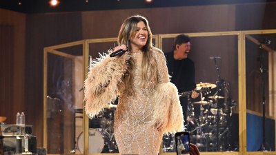 GettyImages-2224788606 Kelly Clarkson Helps Fans Get Engaged in 1st Concert Since Ex Death