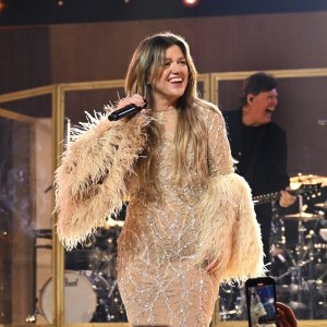GettyImages-2224788606 Kelly Clarkson Helps Fans Get Engaged in 1st Concert Since Ex Death