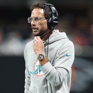 Dolphins Mike McDaniel Blames AI for Viral Photo of Him at Bills Bar