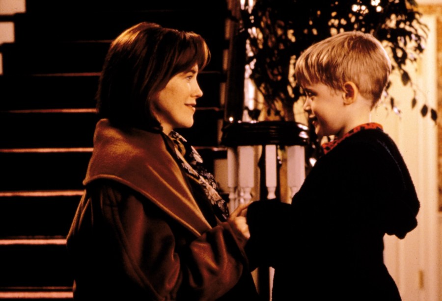 HOME ALONE, Catherine O'Hara, Macaulay Culkin, 1990. TM and Copyright (c) 20th Century Fox Film Corp