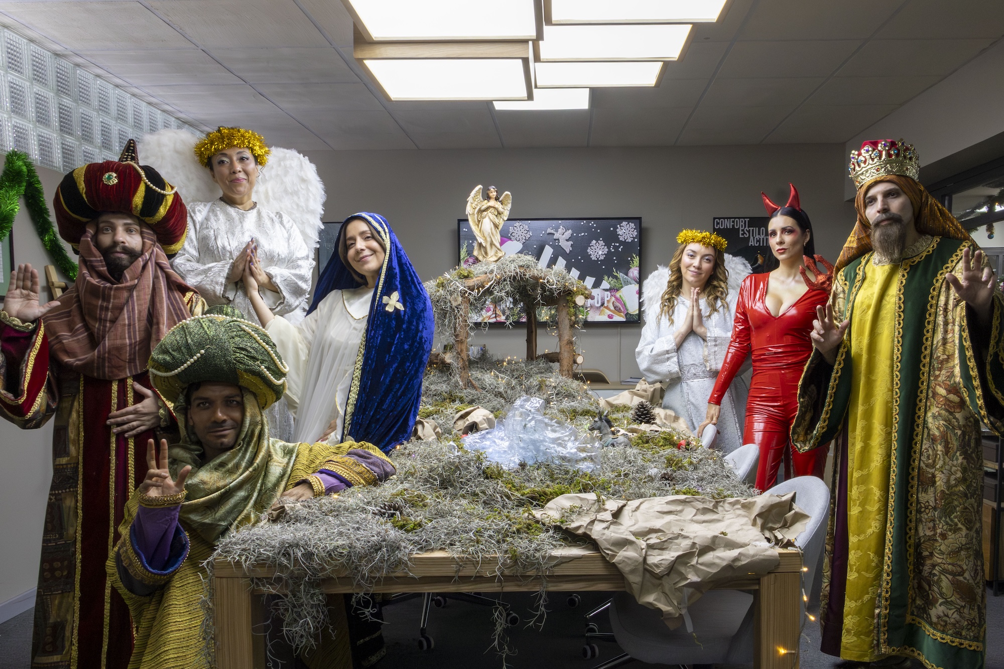 "Mirreyes contra Godínez: un especial de Navidad" por ViX Premium