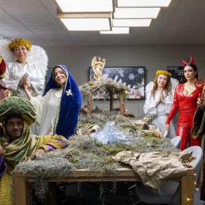 "Mirreyes contra Godínez: un especial de Navidad" por ViX Premium