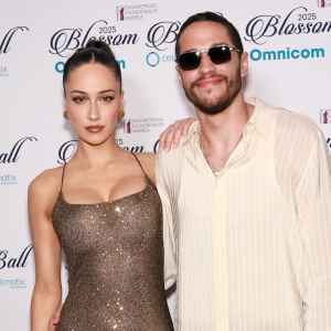GettyImages-2215306260-Pete-Davidsons-Girlfriend-Elsie-Hewitt-Shows-off-Her-Adult-Diaper.jpg