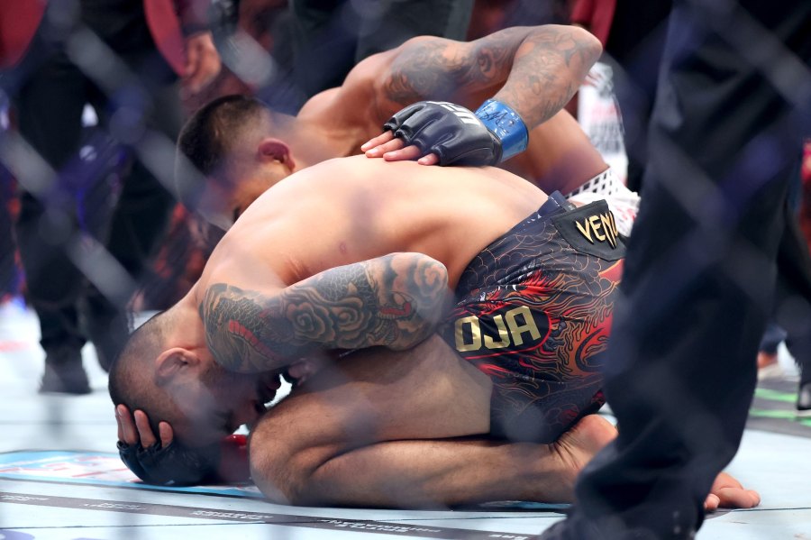 UFC Fighter Alexandre Pantoja Suffers Grotesque Elbow Injury Early In ...