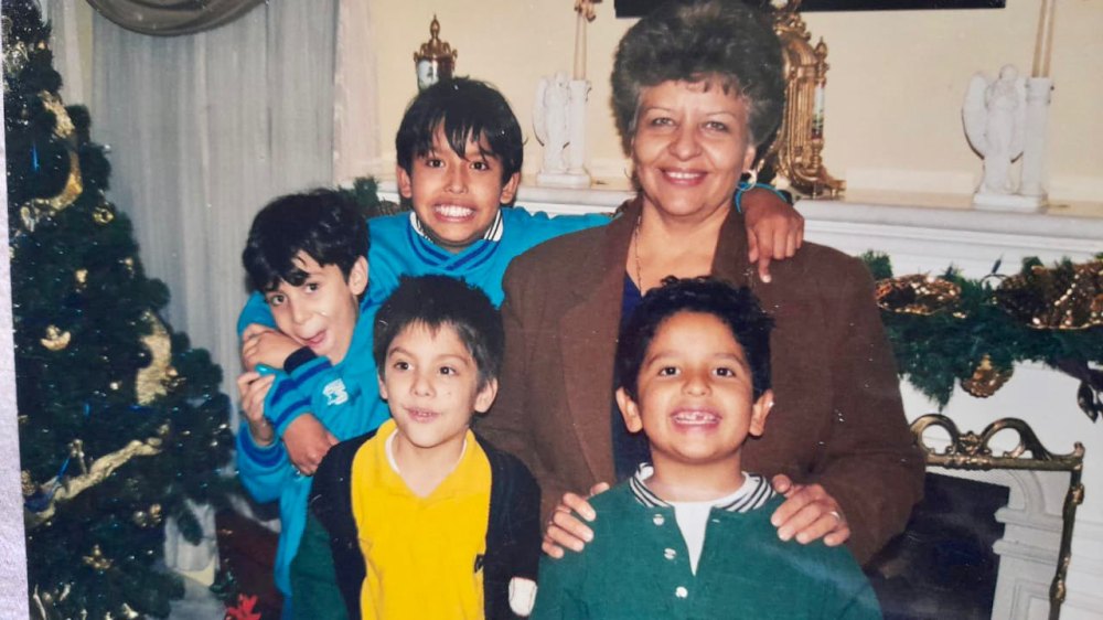 Iv&aacute;n, Joan, Hans, Jean Gabriel y su mam&aacute; Laura Salas.