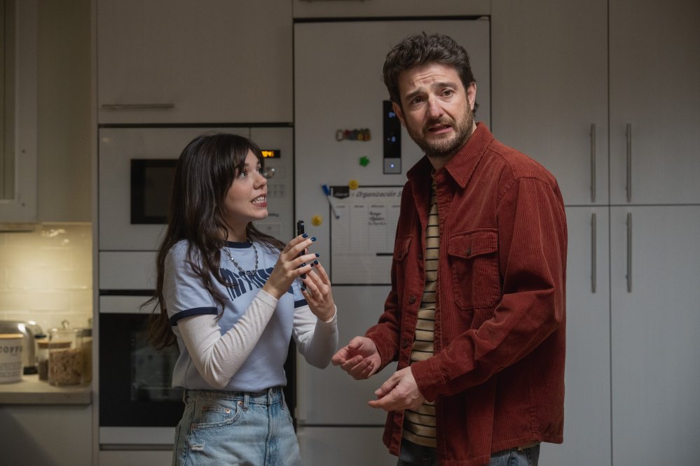 Paula Gallego como Alex, Gorka Otxoa como Santi en MACHOS ALFA 