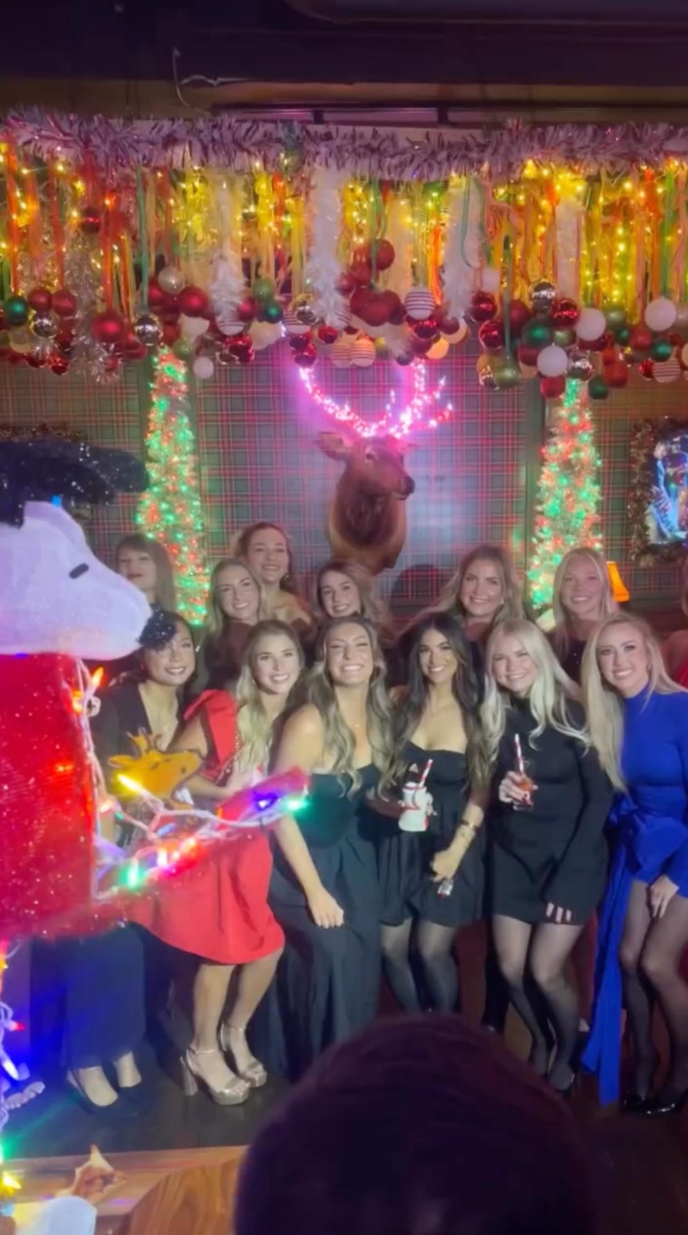 Taylor Swift festej&oacute; con Brittany Mahomes Chiefs WAGs en una fiesta navide&ntilde;a