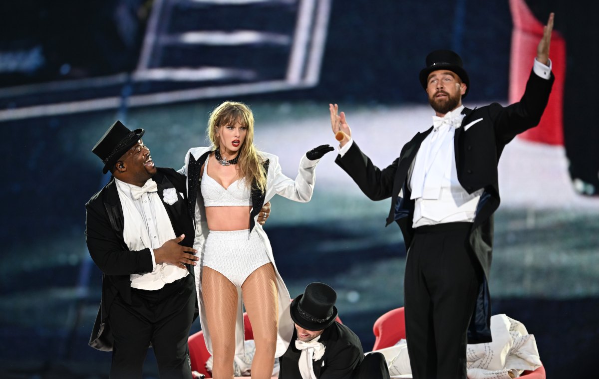 Taylor-Swift-and-Kam-Saunders-With-Travis-Kelce-GettyImages-2158904096.