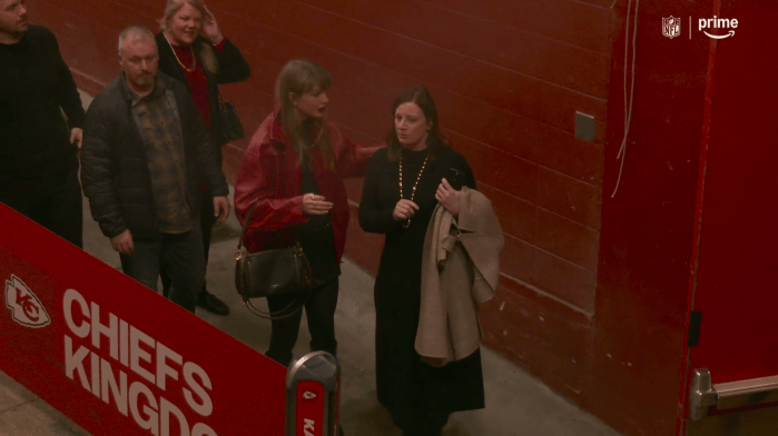 Taylor Swift Attends Travis Kelce's Last Chiefs Home Game on Christmas ...