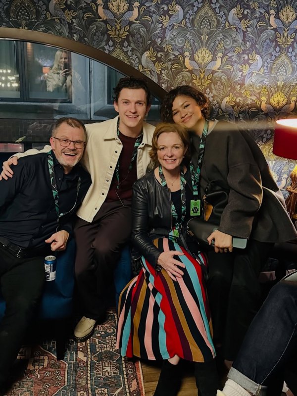 Zendaya y Tom Holland tienen una noche de juegos con su familia en ...