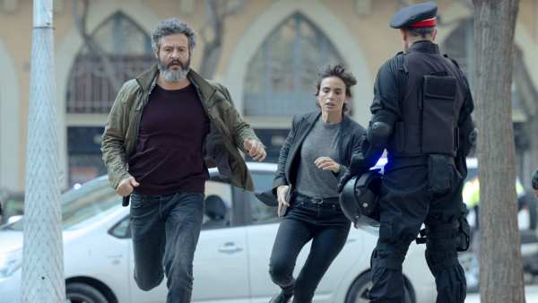 Isak Férriz and Verónica Echegui in City of Shadows