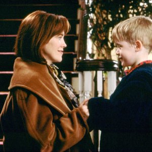 Catherine O' Hara and Macaulay Culkin in Home Alone