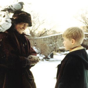 Brenda Fricker and Macaulay Culkin in Home Alone 2