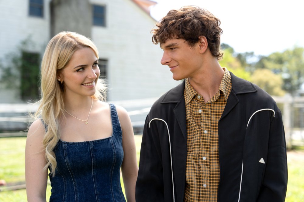 Mckenna Grace and Mason Thames in Regretting You