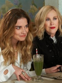 Annie-Murphy-and-Catherine-OHara-TCDSCCR_D2028