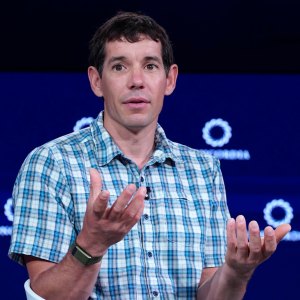 Who Is Alex Honnold Meet the Daring Climber on Netflixs Skyscraper Live