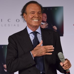 Julio Iglesias.