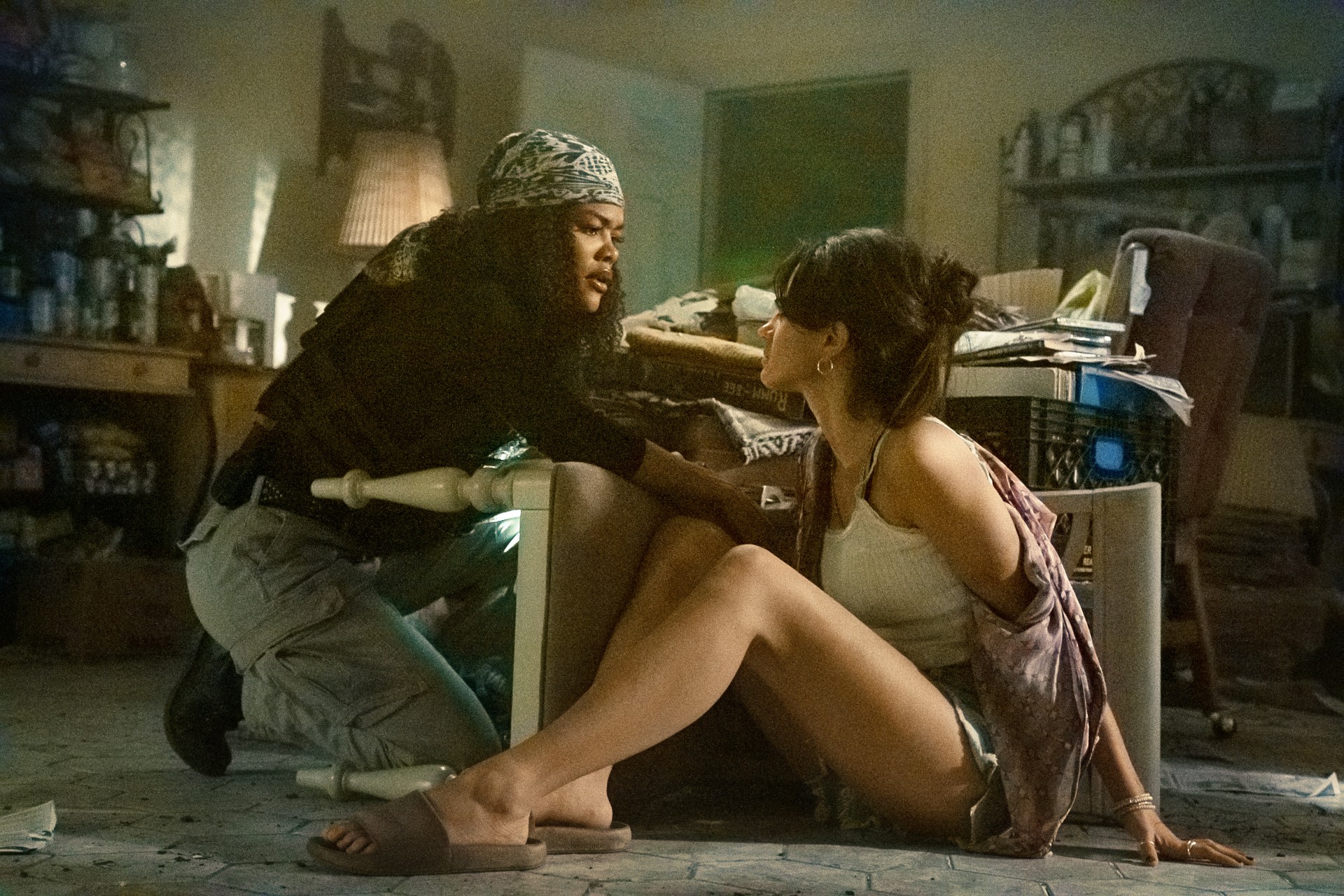 Teyana Taylor as Detective Numa Baptiste and Sasha Calle as Desi in The Rip