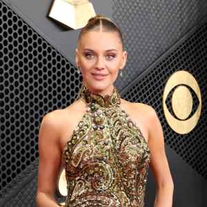 Kelsea Ballerini Walks Grammys 2026 Red Carpet Without Chase Stokes After Reconciliation