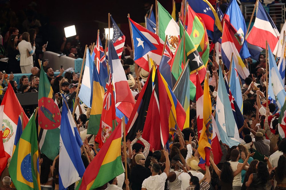 Int&eacute;rpretes desfilan con banderas americanas en el Super Bowl LX.