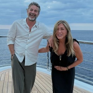 Jim-Curtis-IG-With-Jen-Aniston_1770855652_3830536972503483557_9393467
