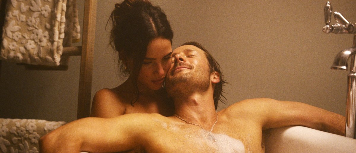 Adria Arjona and Glen Powell in Hit Man